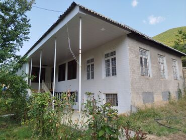 Həyət evləri və villaların satışı: Dağətəyi sakit ərazidə yerləşən geniş həyətli fərdi ev. Ev Şəki şəhər