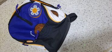 Məktəb çantaları: Fərqli ölçü və dizaynlarda uşaq çantaları dəsti. Çantalar müxtəlif — 6