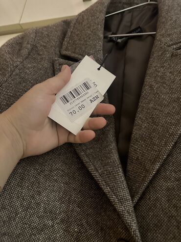 toxunma uşaq paltoları: Yenidir geyinilməyib 50AZN satılır . İki ədəddir bundan biri isə