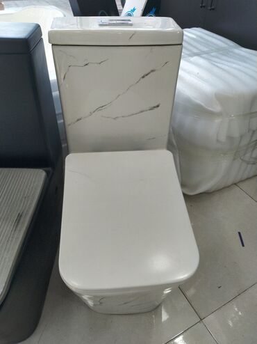 qosqu su ceni: Ağ rəngli, kvadrat formalı unitaz. Üzərində mərmər naxışları olan su