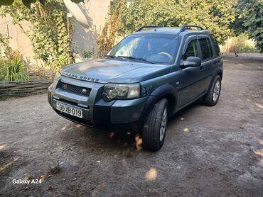 Aksesuarlar və tüninq: Yaşıl rəngli Land Rover Freelander SUV modeli. Avtomobilin damında yük