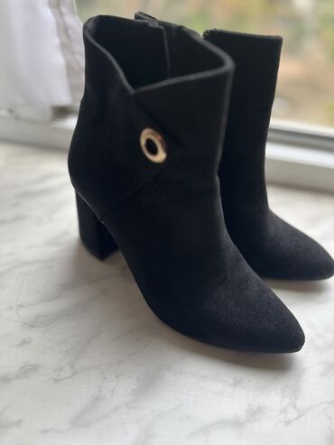 замшевые мужские ботинки: Satilir hec geyinilmeyib tezedir balaca olduquna gore satilir isteyen