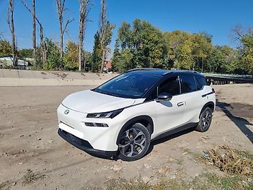 GAC: Электромобиль кроссовер GAC Aion V plus (белый, контрастная чёрная — 2