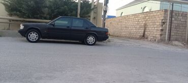 Tulumlar: Mercedes-Benz 190 (W201) hövsandadır Maşın. Biraz çürük olan hissəsi