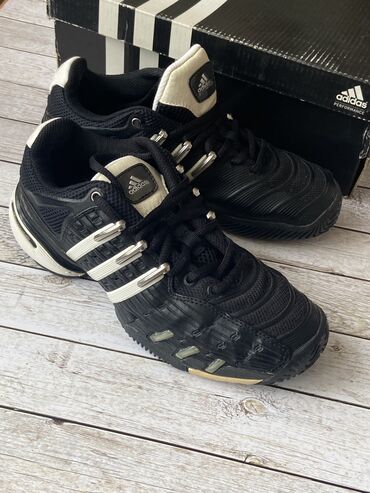 Кроссовки и спортивная обувь: Женские кроссовки adidas оригинал, чёрные, б/у в отличном состоянии