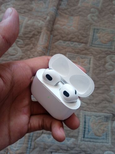 наушник от айфона: AirPods 3 в очень хорошем состоянии, всё работает. Батарея держит