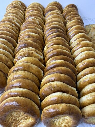 Кондитерские изделия, сладости: Свежая выпечка ручной работы, представленная в нескольких видах — 4