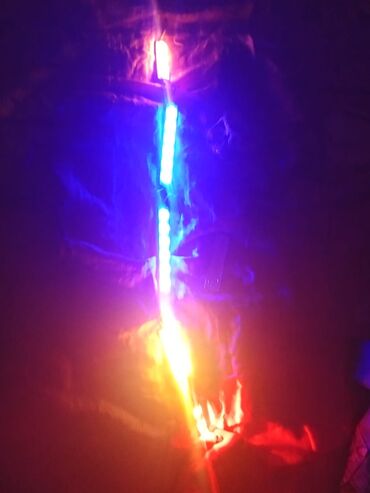 ультрафиолетовая лампа: RGB LED işıq zolağı - Rəngli işıqlandırma: mavi, qırmızı