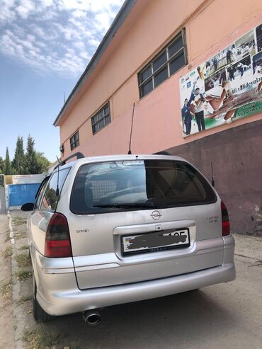 Gümüşü rəngli, universal ban növünə malik Opel Vectra avtomobili