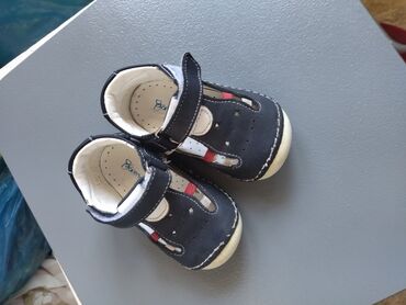 одежда для новорожденных: Продаю обувь(универсальная- можно на мальчика или девочку).Очень