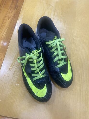 futbol ayakkabıları: Burs Futbolla ayaqqabisi satılır ela veziyyetdedir 40razmer unvan