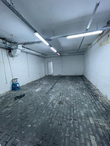 Kirayə qaraj: 236 nömrəli məktəbin qabağı. İşlək və mərkəzi küçədir. Yola baxır. Hər — 11