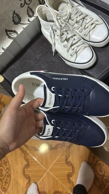 Krasofkalar və idman ayaqqabıları: Tommy Hilfiger firmasının göy rəngdə dəri kişi idman ayaqqabısı. Dəri