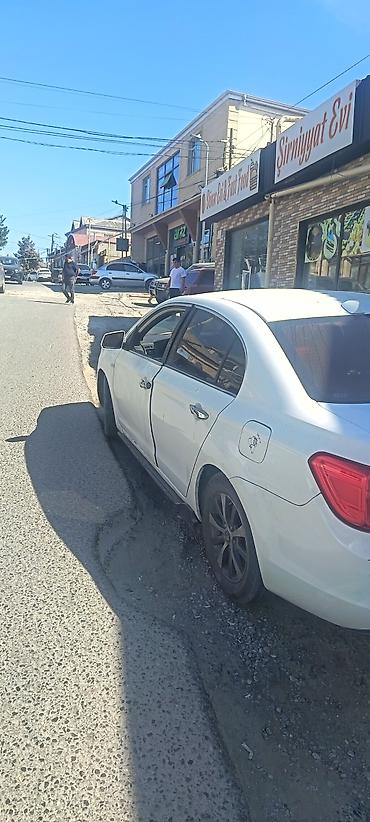 e60 guzgu: Ağ rəngli sedan avtomobil - Kuzov: 4 qapılı sedan, ağ rəng - Nömrə — 3