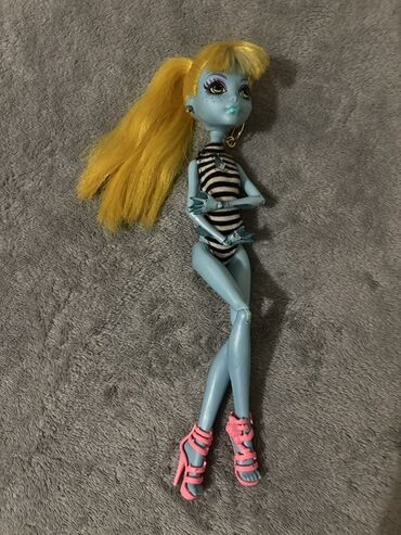 Граммофоны и патефоны: Mavi dərili, sarı saçlı Monster High Lagoona Blue gəlincik. Qara və ağ