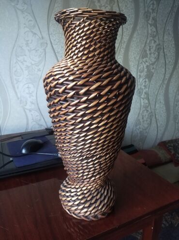 Продаю плетёную вазу. Высота 51 см, ширина 22 см