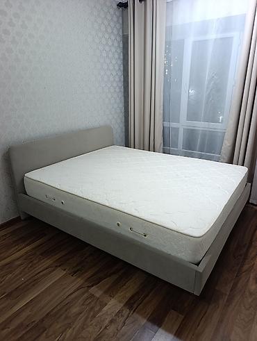 Кровати: Двуспальная кровать, Б/у, С мягкой обивкой, длина - 200 см — 1