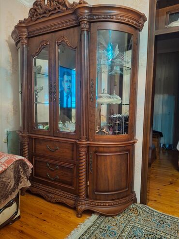 витрины для магазина: Klassik üslubda vitrinli bufet - Material: keyfiyyətli ağac (massiv