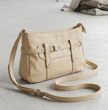 Bež crossbody torba sa dugim podesivim kaišem - Materijal: veštačka