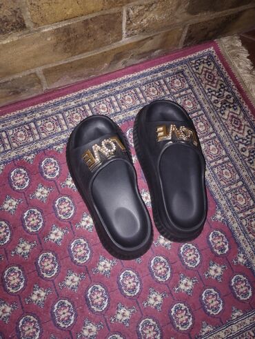dsquared2 papuce: 37