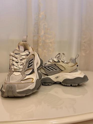 balenciaga: Məhsul: Balenciaga idman ayaqqabısı (snikers) Model: Track üslubunda — 2