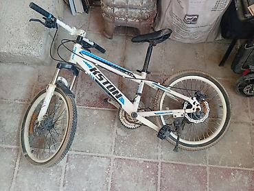 velo mtb: KSTUN markalı dağ velosipedi. Ağ rəngli çərçivəyə malikdir, üzərində — 1