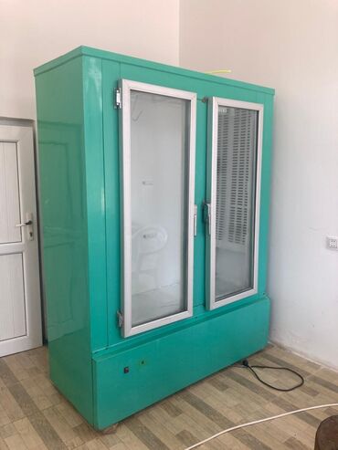 Gözəllik və estetika avadanlığı: İki qapılı şüşə vitrinli soyuducu yaxwi veziyetdedir. - Rəng: yaşıl