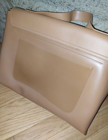 Handbags: Na prodaju potpuno nova kožna braon torba. Torba je veoma praktična