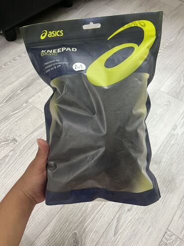 спортивное оборудование: Черные наколенники Asics Kneepad Basic размера M. Изготовлены из