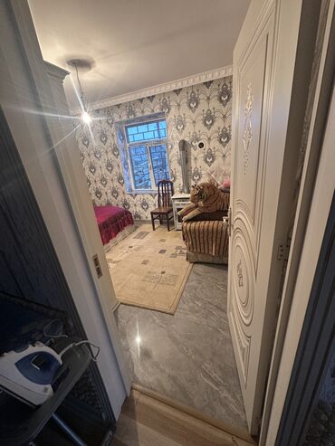 Köhnə tikili: Satılır: Mənzil (şəkillərdə göstərilən) - Plan: 2 otağa çevrilə — 2