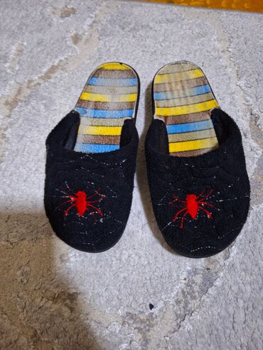 Детская обувь: Домашние тапочки в садик, домой 1. чёрные 31 размер,500 сом 2. синие