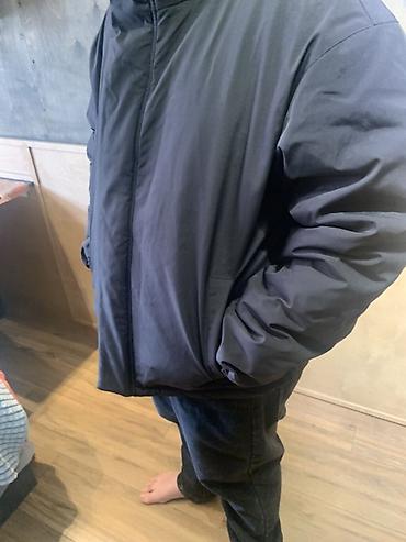 Куртки: Мужская утеплённая куртка, цвет тёмно‑серый/чёрный. Особенности: - — 4