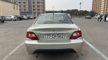 Daewoo: Daewoo Nexia sedanı - Kuzov: 4 qapılı sedan, açıq gümüş rəng - Nömrə — 4