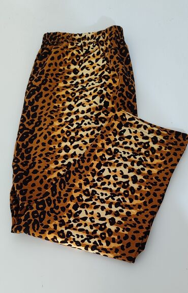 спортивное оборудование: Шорты ниже колен с леопардовым принтом. - Яркий животный узор
