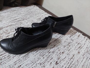 Ženska obuća: Cipele 40, bоја - Crna