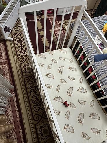 bunk bed: Детская кроватка классическая, белого цвета. Особенности: - Материал — 3