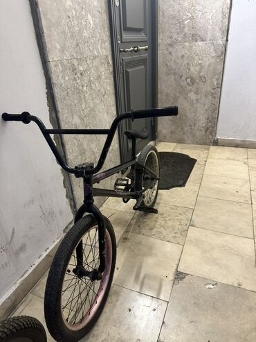 velosiped start: BMX - Rəng: qara (ön təkər çəngəli və sükan qara, ön halqa pembe