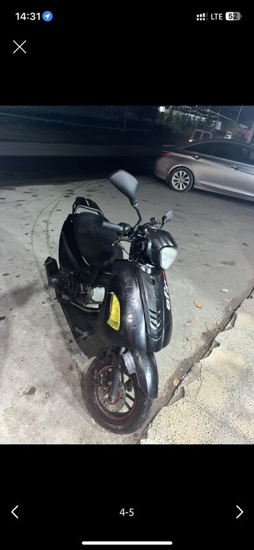 tek oturacaqlar: Qara rəngli şəhər skuter/moped Xüsusiyyətlər: - Rəng: mat/qara - Ön