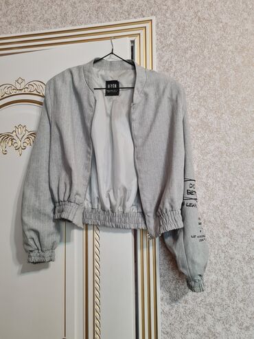 deri jaket: İki parçalı qadın dəsti – boz, nazik zolaqlı 90 man alinib 2 defe