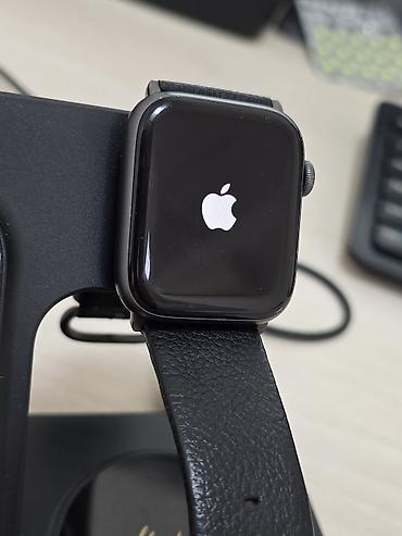 apple watch charger: Apple Watch с кожаным ремешком + беспроводная зарядная станция 3-в-1 — 1