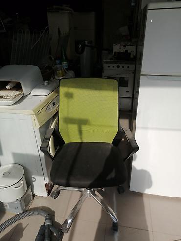 ev mebel: Qara rəngdə, təkərli, fırlanan ofis kresloları. Dəstə daxildir, ofis — 4