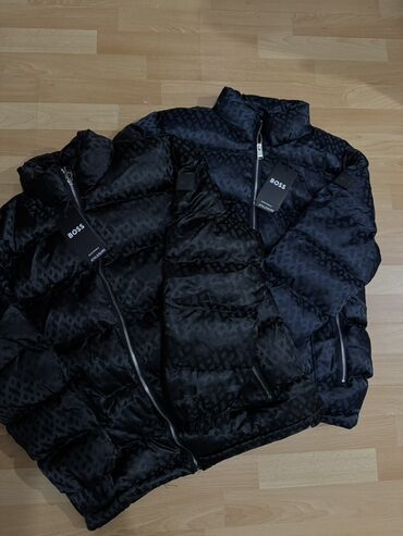 шикарный золотые комплекты с бриллиантами: Пуховик BOSS Athleisure - Цвет: черный с тонким монограммным узором