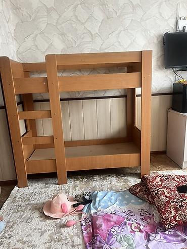 письменные столы для двоих: Детская двухъярусная кровать из ЛДСП/массива в оттенке «бук» — 3