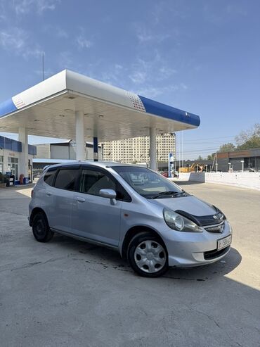 купить багажник на крышу автомобиля бу: Хэтчбек Honda Fit серебристого цвета, представленный на фотографиях