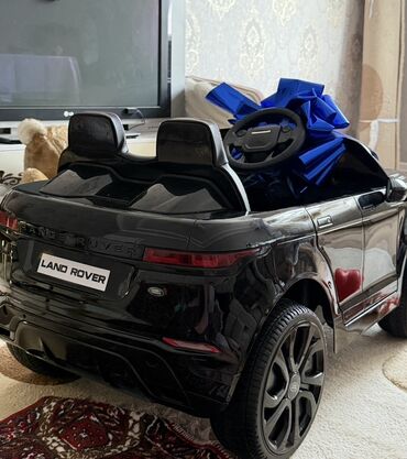uşaq ucun manej: Qara rəngdə olan, uşaqlar üçün nəzərdə tutulmuş Land Rover avtomobili