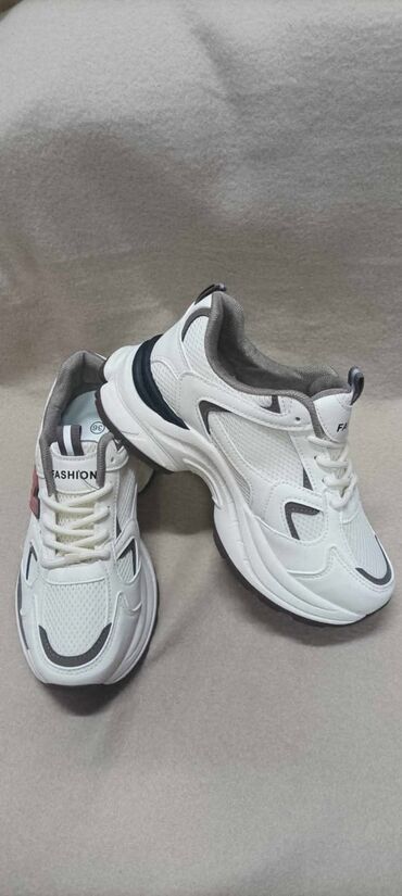adidas patike zenske bele: 05.B. patike 
FASHION N
Velicine 36-41
 Cena 4200 din