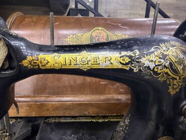 Qrammofon və patefonlar: Antik Singer tikiş maşını – əl qolu ilə işləyən model - Korpus: döymə