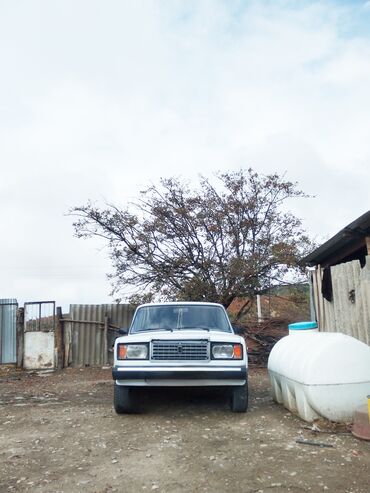 Водный транспорт: VAZ 2107, ağ rəngdə sedan Xüsusiyyətlər: - Kuzov: 4 qapılı sedan, ağ