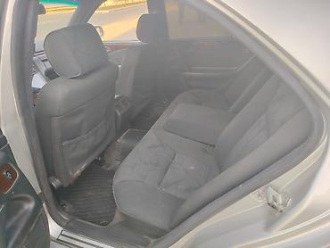 w210 oturacaq: Mercedes-Benz E-Class sedan (W210), gümüş rəng. - Kuzov: 4 qapılı — 8