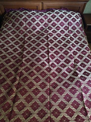 Örtüklər: Bordo rəngli Xara yataq örtüyü. Uzunluğu: 268 Eni: 232 - Material — 2